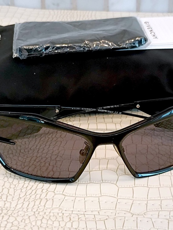 New! GIVENCHY Sunglasses GV40066U 01A, 100% Authentic (UNISEX) main image 16